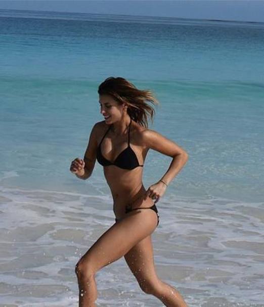 Elisabetta Canalis corre, in bikini